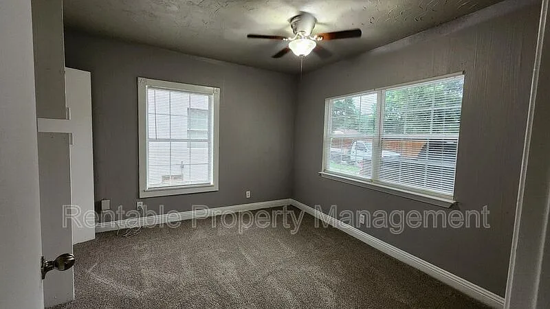 3 bed, 1.0 bath, 1137 sqft, $1,725 — Photo 2