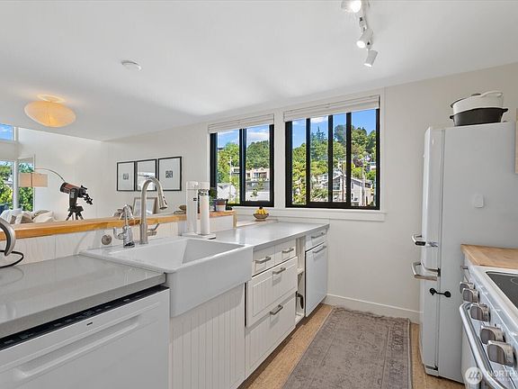 5th image of 3717 Beach Drive SW #303