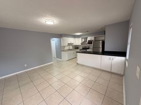 6816 Thomas Cir, Tampa, FL