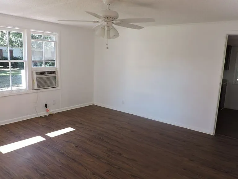 3204 Silver Lake Dr — Photo 4