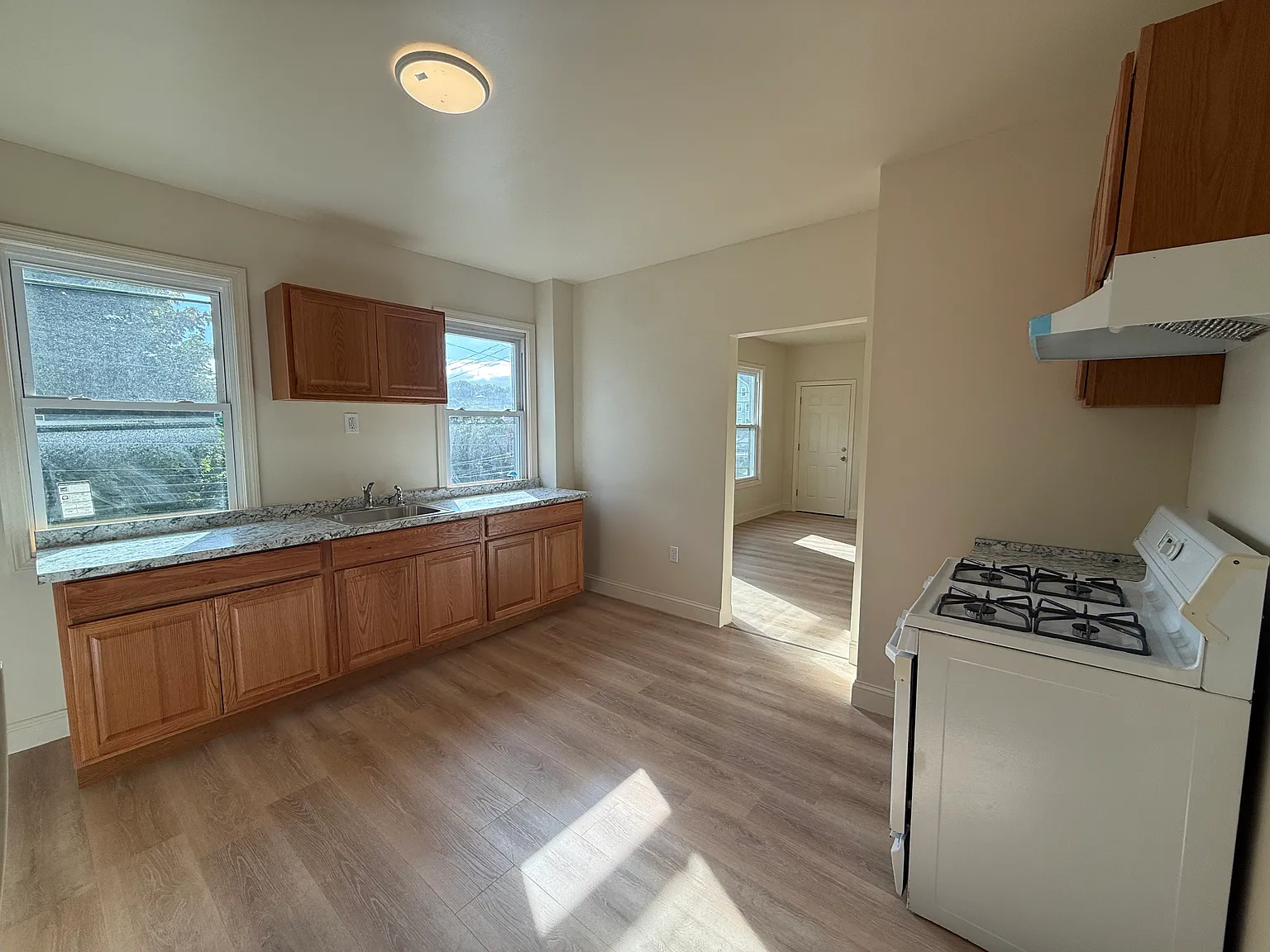 5 bed, $3,000 — Photo 2