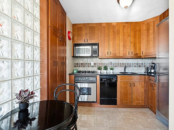 3rd image of 353 E 72nd St APT 28D