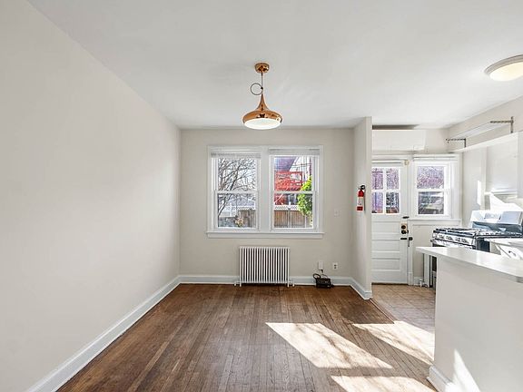 3rd image of 1007 15th St SE