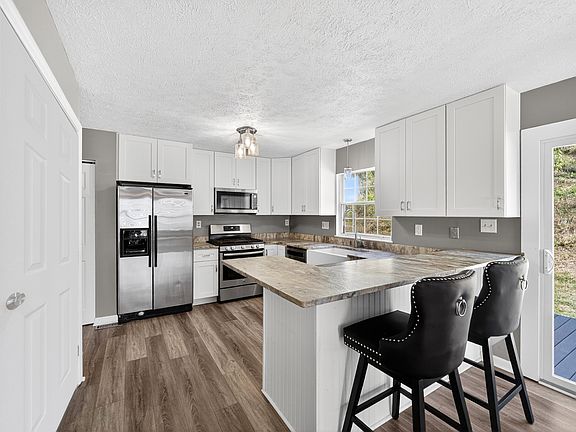 3rd image of 185 Stonewood Dr