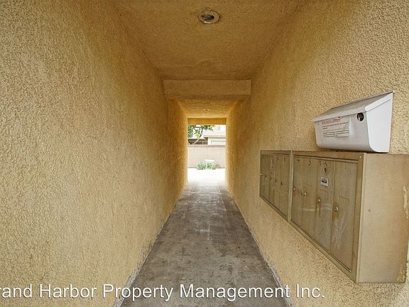 3rd image of 2423 Carnegie Ln APT 01