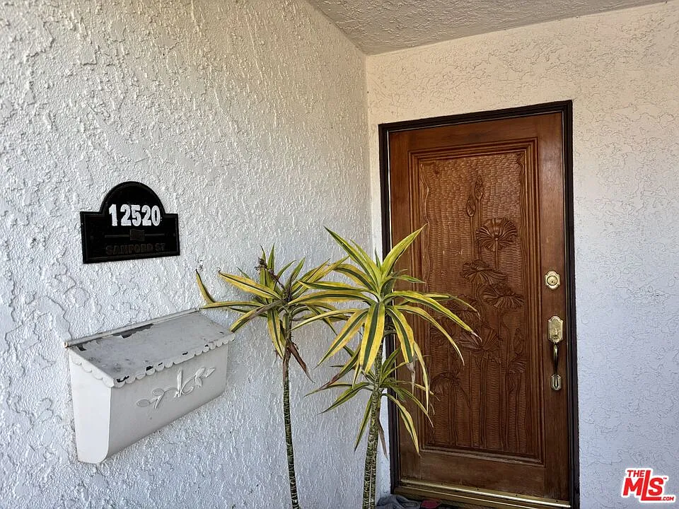 5 bed, 3.0 bath, 2177 sqft, $6,800 — Photo 2
