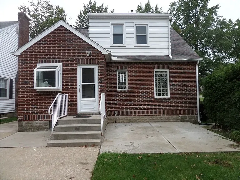 218 E 35th St — Photo 13