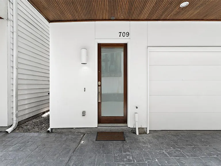 709 Reinicke St — Photo 3