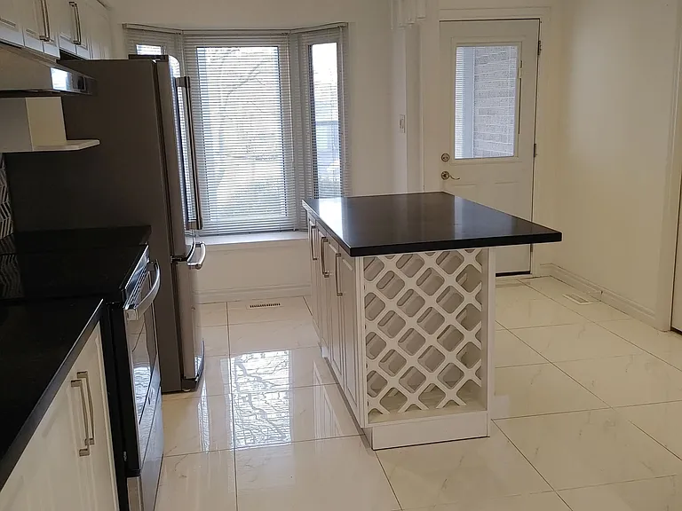 50 Michener Cres — Photo 15