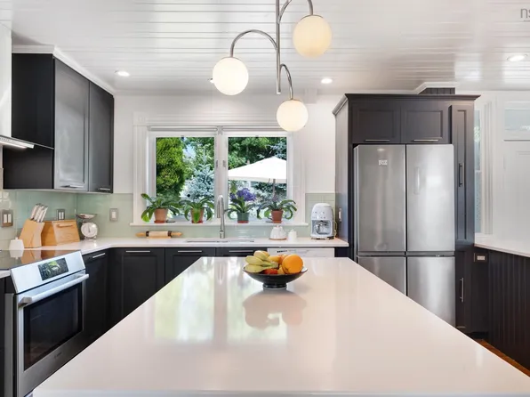 129 Townsend St, Lunenburg, NS B0J 2C0