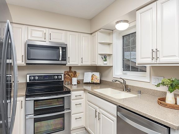 3rd image of 1062 Evergreen St