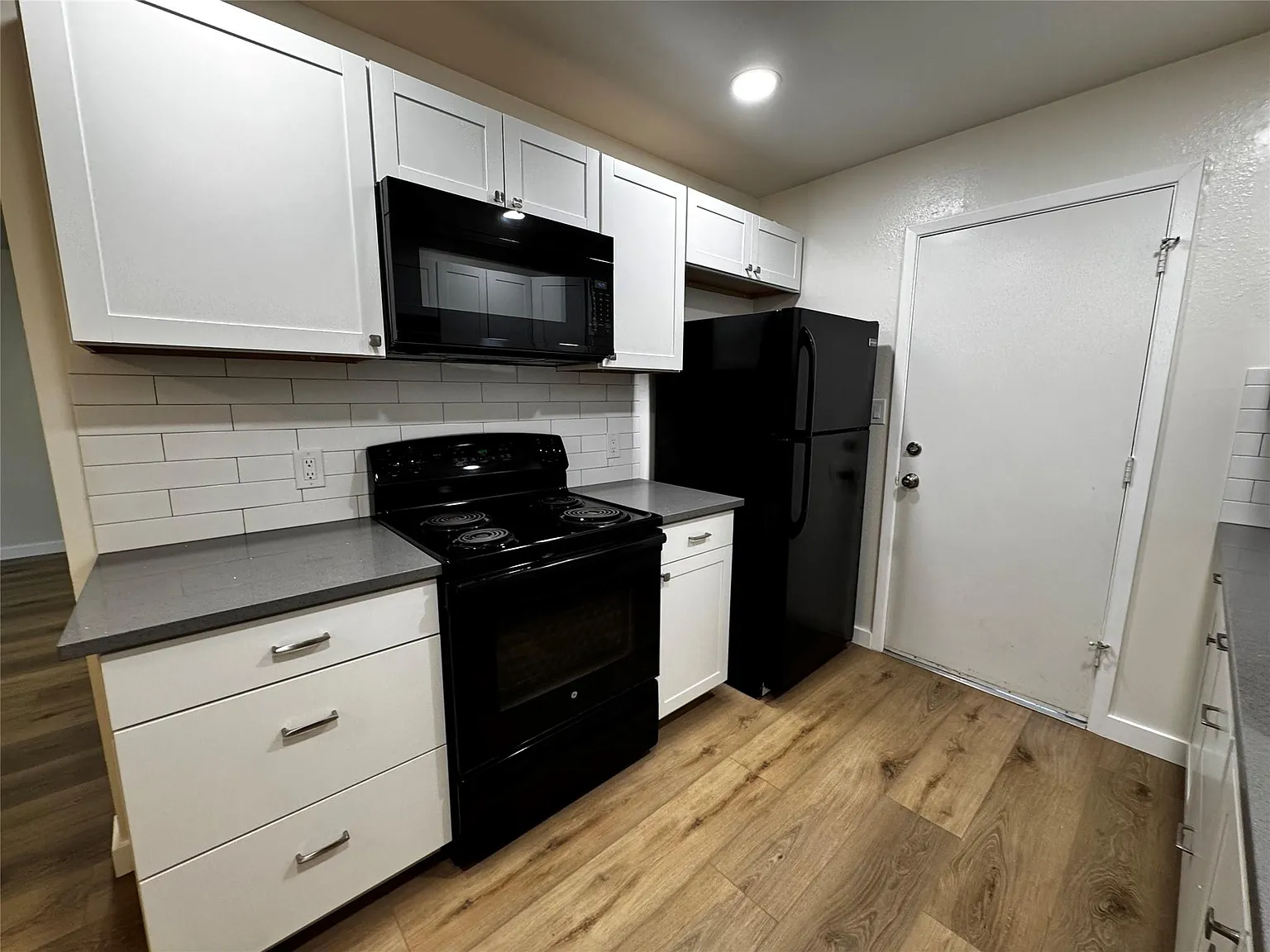 2 bed, 2.0 bath, 1000 sqft, $1,500 — Photo 2