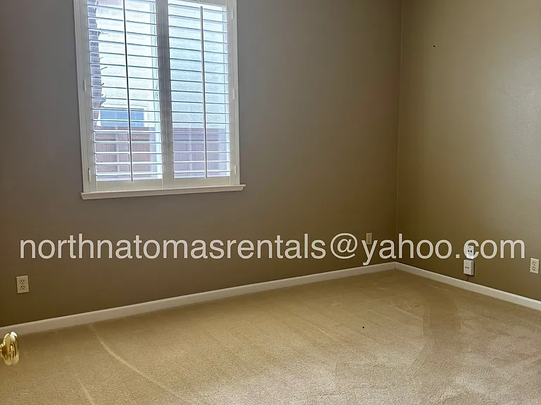 3949 Moraga Dr — Photo 13