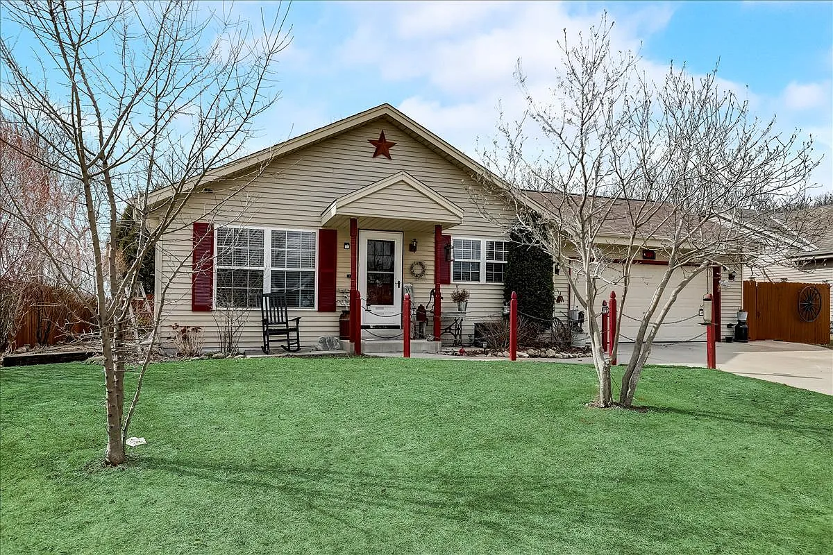 1639 Falcon Dr photo 1
