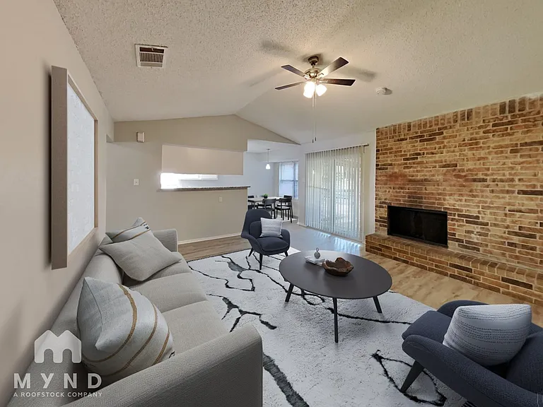 717 Timberoaks Dr — Photo 2