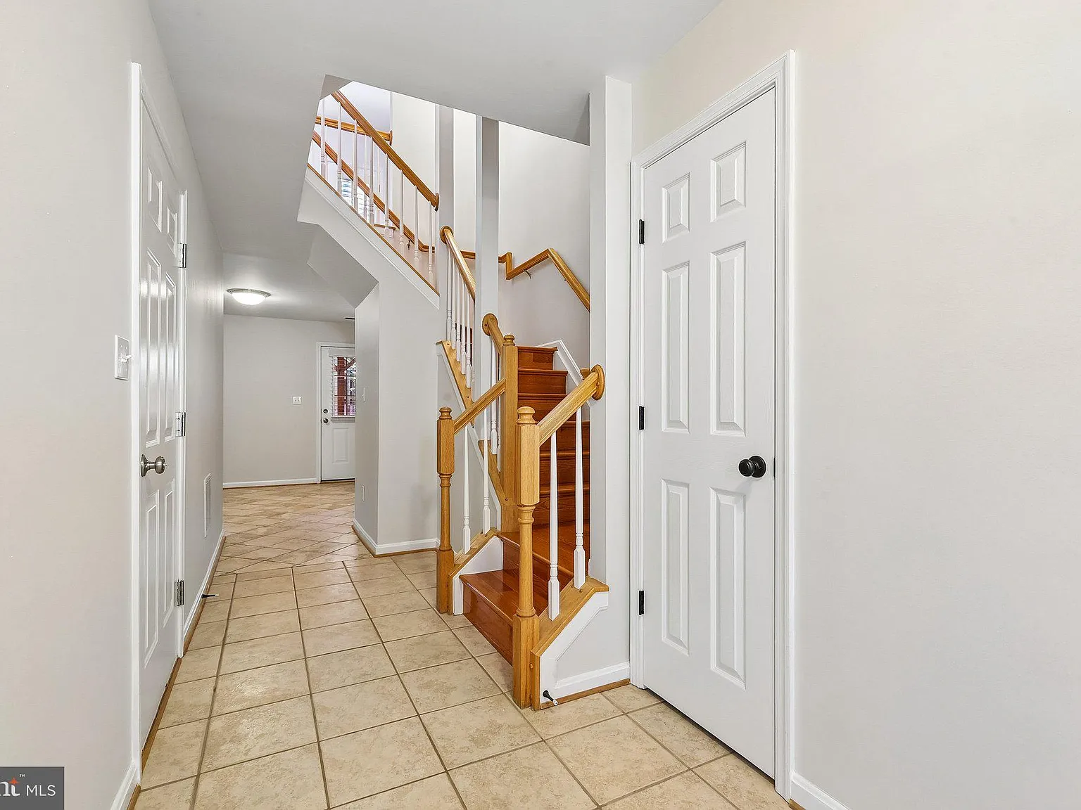 3 bed, 4.0 bath, 1953 sqft, $3,200 — Photo 2