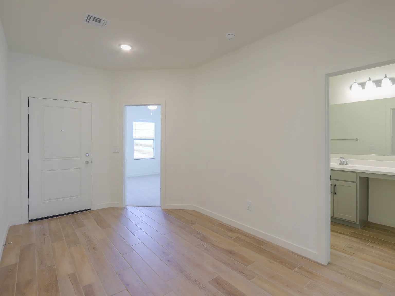 5 bed, 2033 sqft, $2,200 — Photo 2