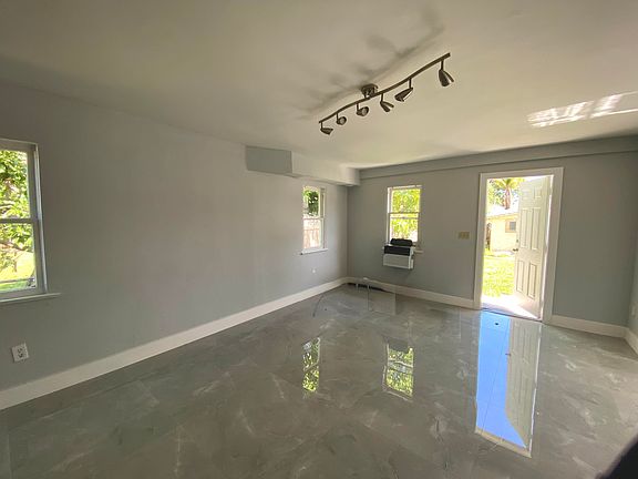 4th image of 2231 Wilson St #2