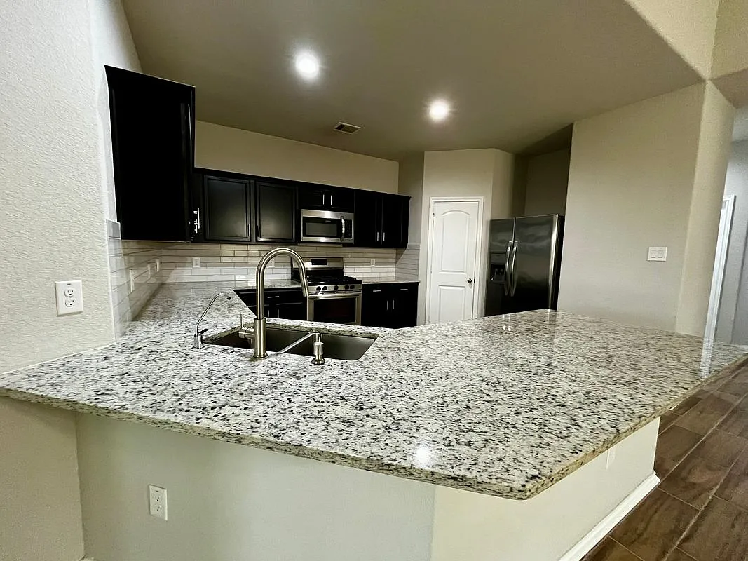 4 bed, 2.0 bath, 1899 sqft, $2,250 — Photo 3