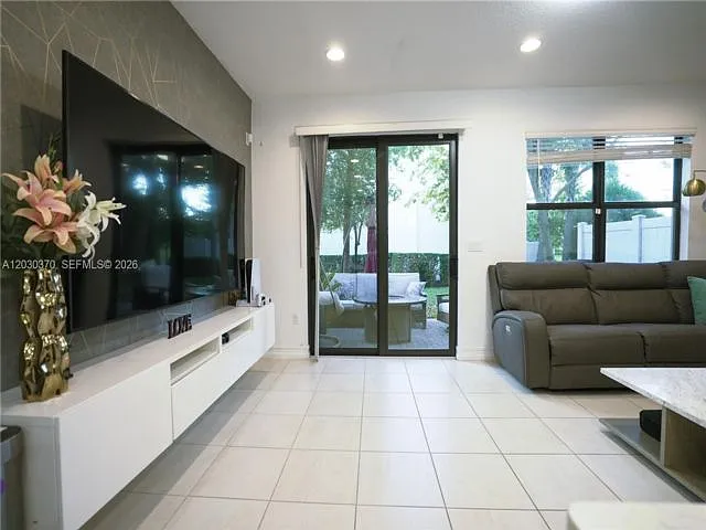 10111 Akenside Dr — Photo 2