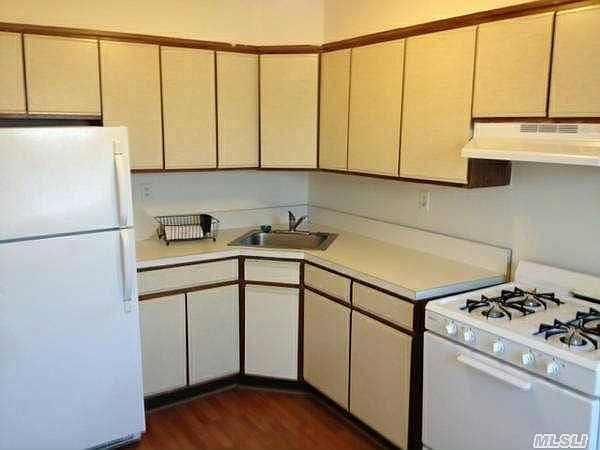 1st image of 3266 Railroad Ave