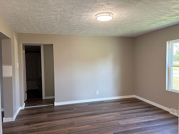 5th image of 513 N Main St