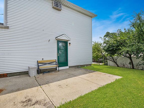 3rd image of 136 Quintard St