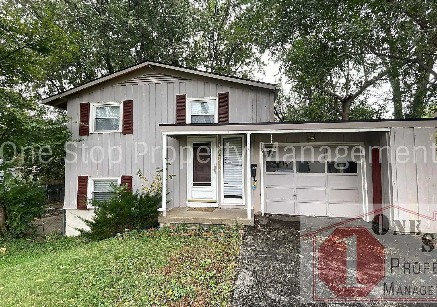 Split level 3 bedroom, 1.5 bathroom, and 1 car garage home in Independence, Missouri — Photo 1