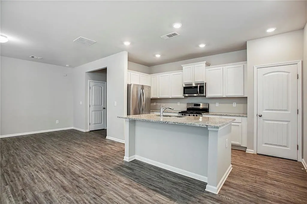 3 bed, 2.5 bath, 1905 sqft, $2,100 — Photo 1
