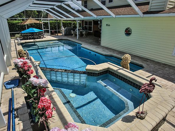 4th image of 29 Oakmont Cir