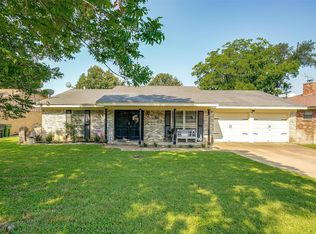 1901 Cimarron Trl, Hurst, TX 76054