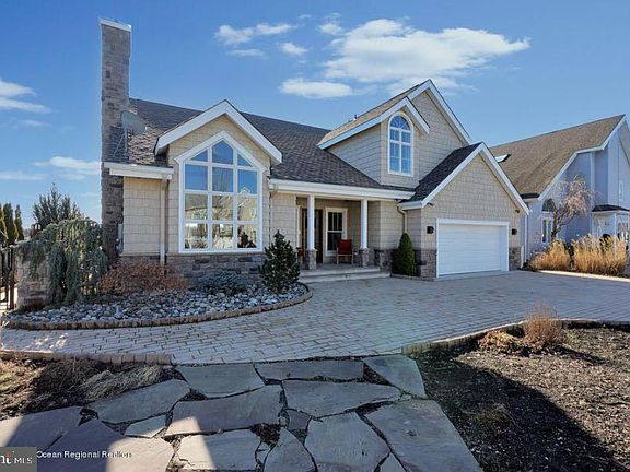3rd image of 734 Fairview Ln