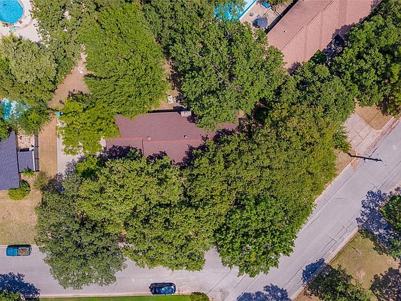 3rd image of 2437 Kayewood Dr