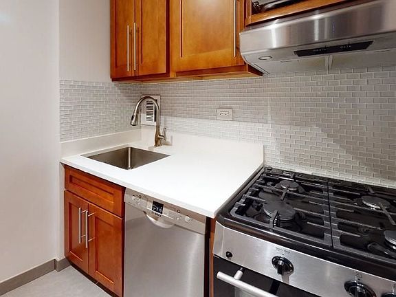 5th image of 305 W 13th St APT Lc