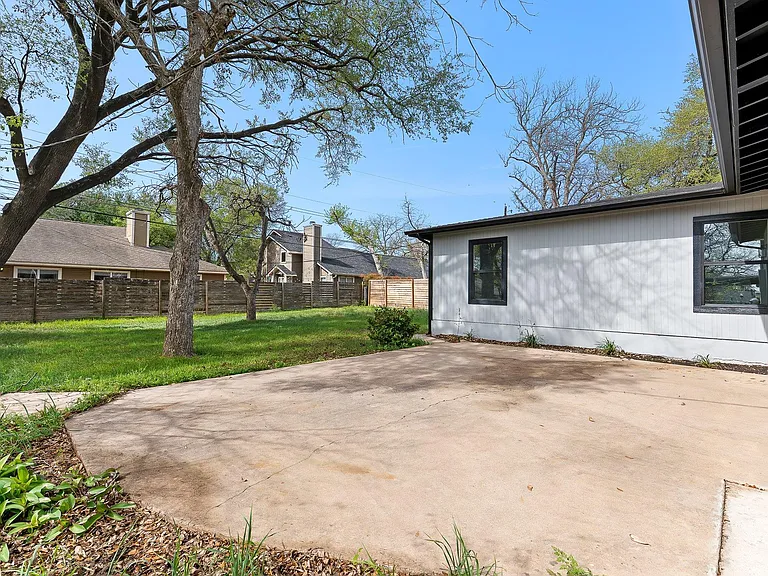 1307 Yorkshire Dr — Photo 36