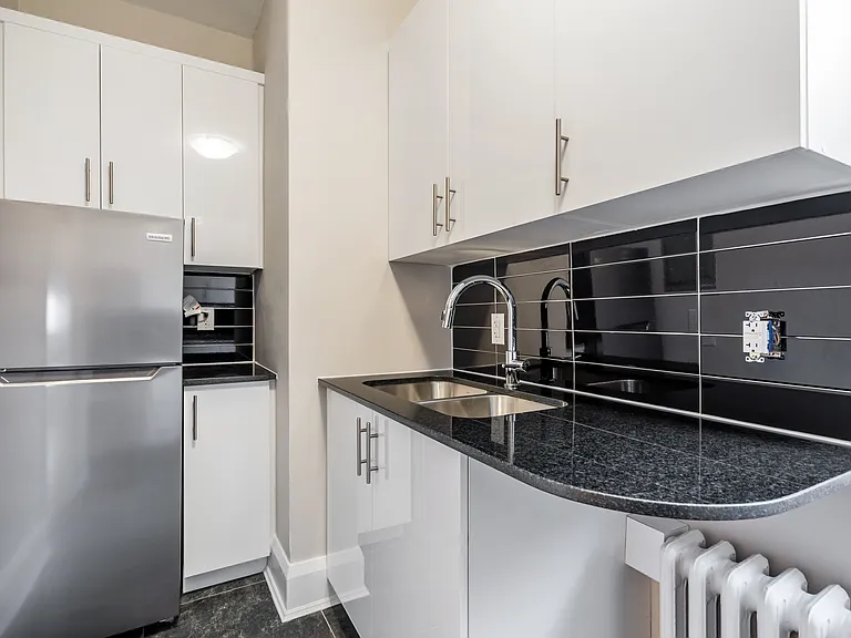407 Elgin St — Photo 1