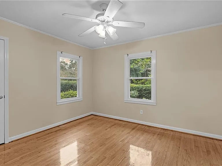 424 Byron Ave E — Photo 13