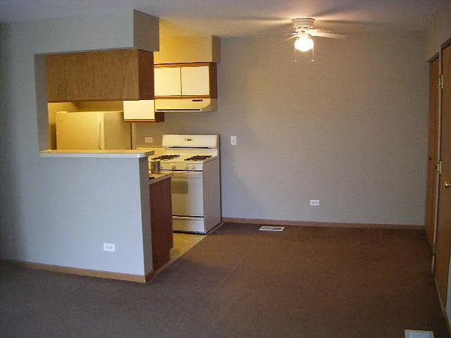 2 bed, 1.5 bath, 900 sqft, $1,300 — Photo 2