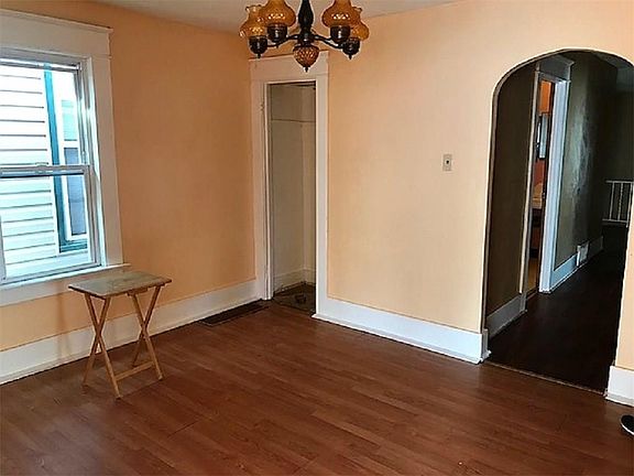 4th image of 907 East Ave