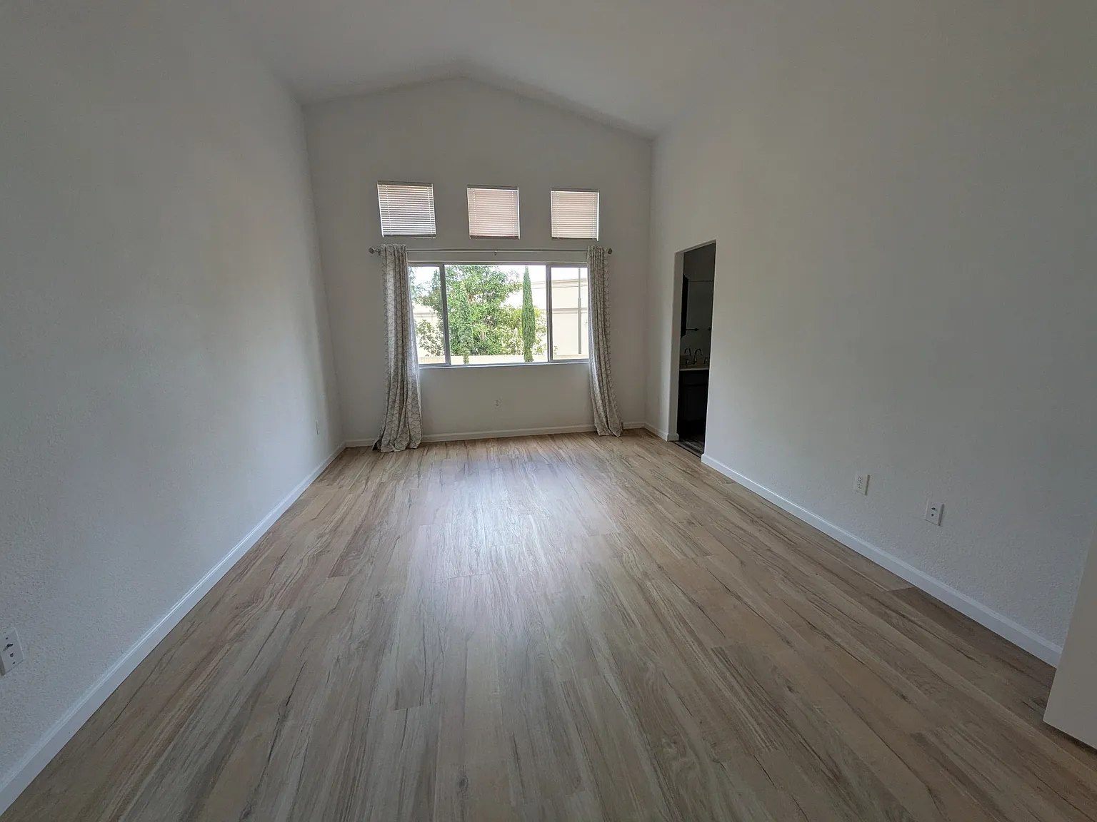 Hildale Cir, Vista — Photo 3