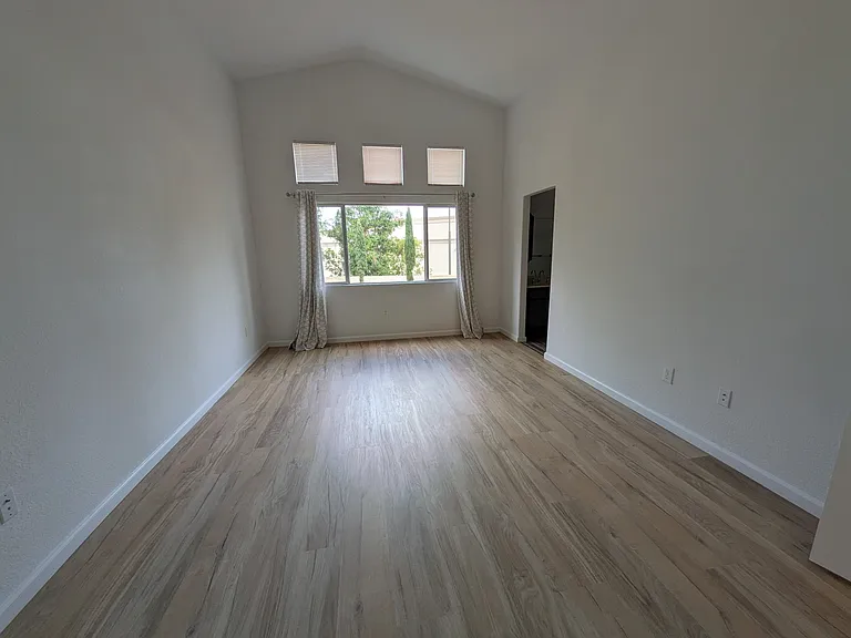 583 Hildale Cir — Photo 2
