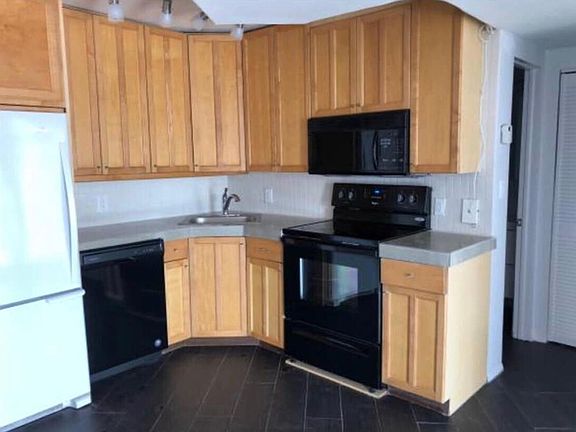 3rd image of 899 West Ave #Phl