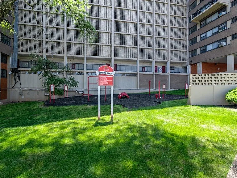 Riverside Towers Apartment Homes — Photo 23
