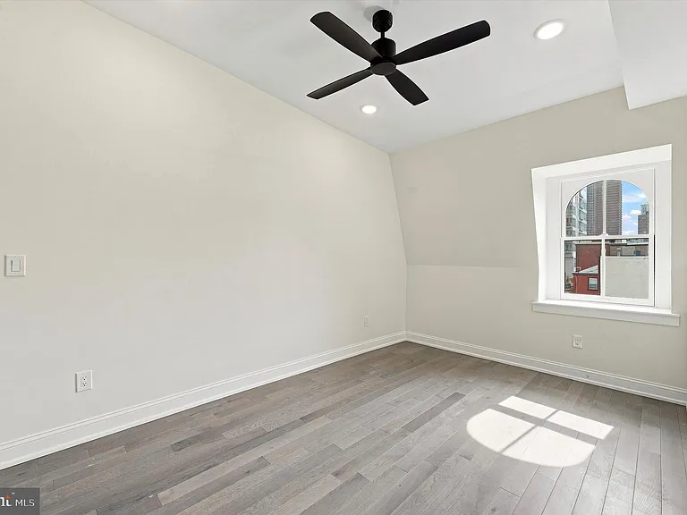 260 S 18th St #3 — Photo 10