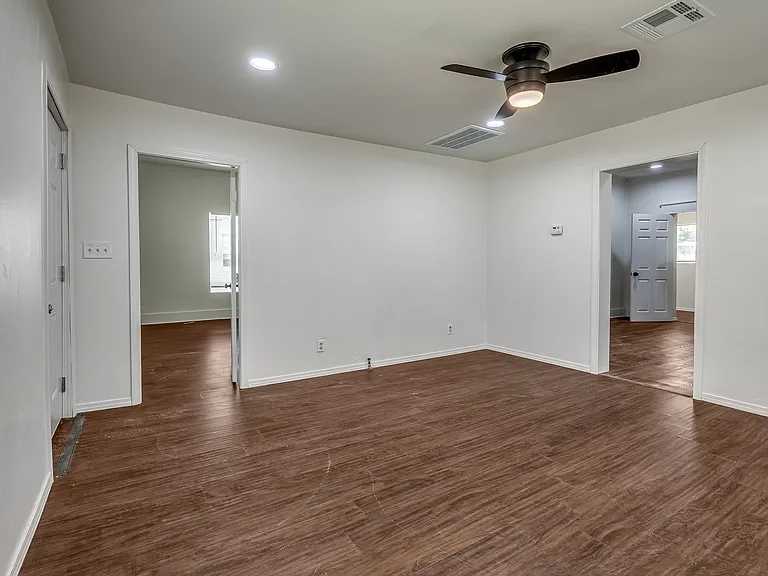 515 W Martin St — Photo 8
