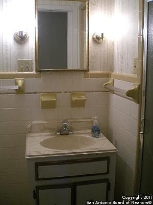 4th image of 215 W Peach