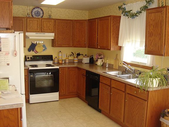 Functional U-shaped kitchen offers abdundant counterspace & appliances.