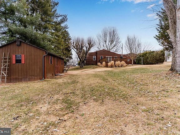 2nd image of 470 Cranes Gap Rd