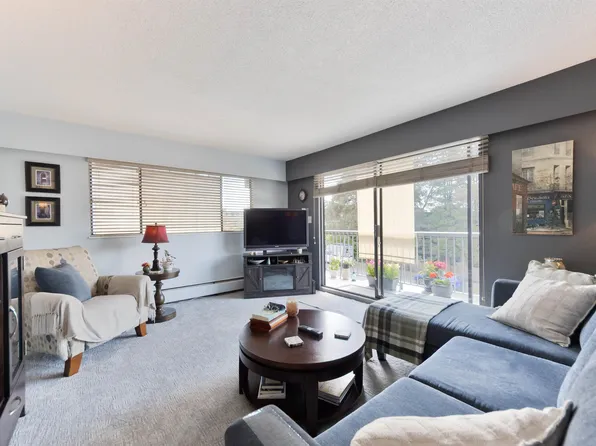 330 W 2nd St #205, North Vancouver, BC V7M 1E1