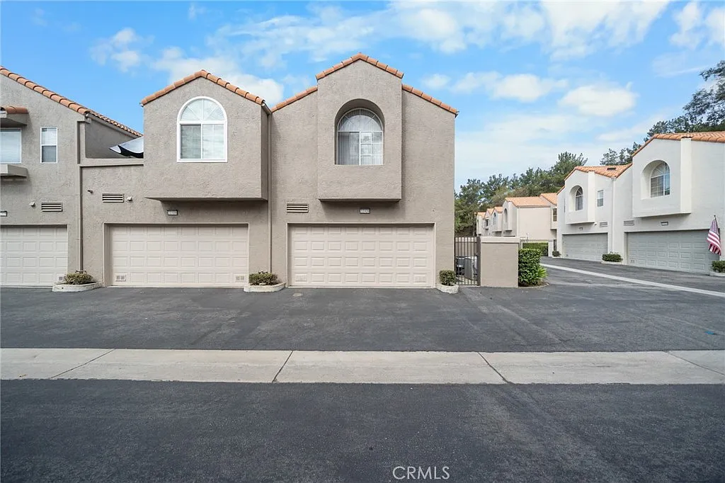 3 bed, 2.5 bath, 1655 sqft, $3,700 — Photo 2
